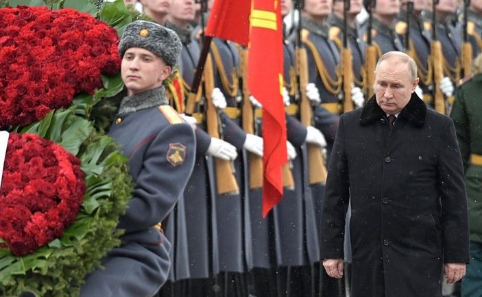 Putin 'Vatan Savunucuları Günü' nedeniyle Meçhul Asker Anıtı'na çelenk bıraktı