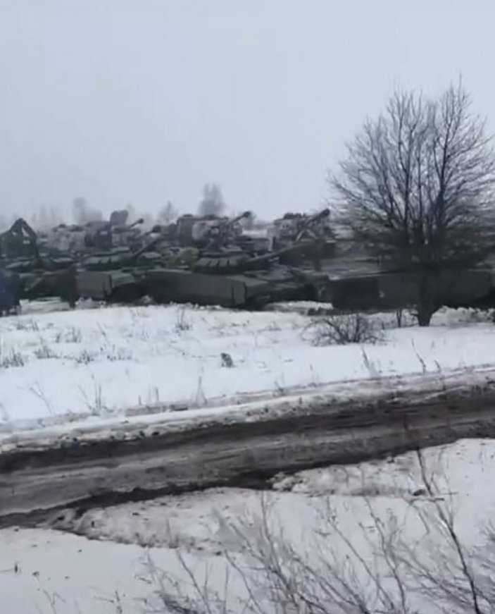 Rus zırhlı birlikler, Ukrayna sınırı yakınlarında görüntülendi