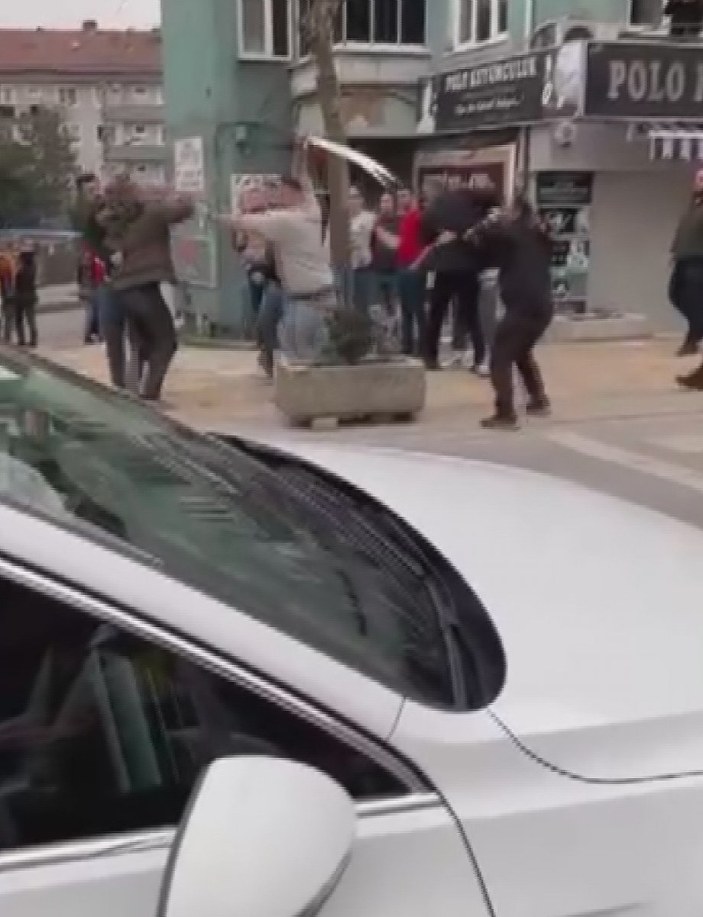 Zonguldak'ta ki kavgada bir kişi Zülfikar kılıcıyla saldırmaya kalktı
