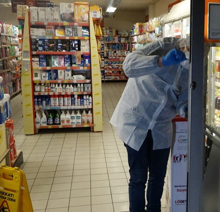 Antalya’da marketin kasasını boşaltan hırsız kümeste yakalandı