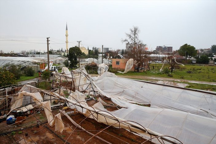 Antalya'da hortum ve fırtına, seraları yıktı