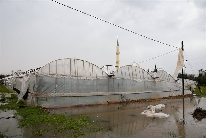 Antalya'da hortum ve fırtına, seraları yıktı