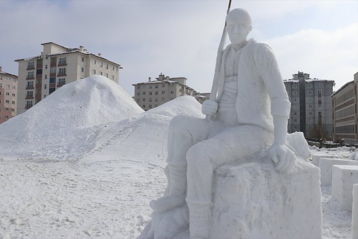 Ağrı'da kar festivali için masal kahramanlarının kardan heykelleri yapıldı