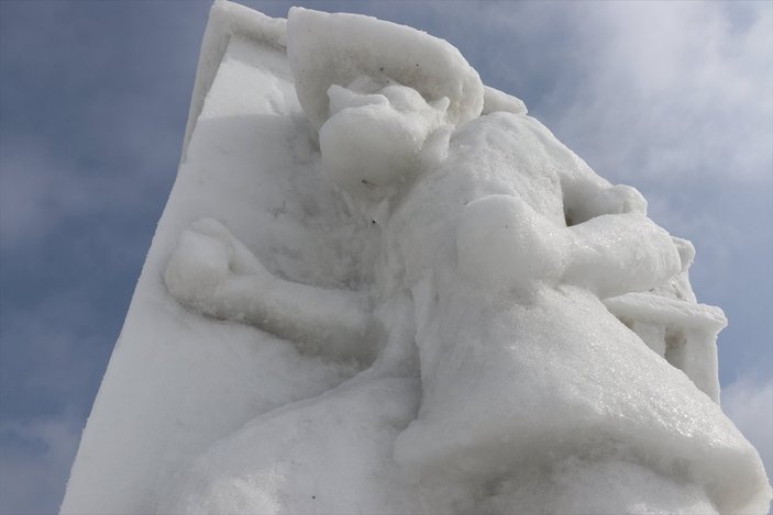 Ağrı'da kar festivali için masal kahramanlarının kardan heykelleri yapıldı