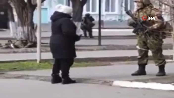 Ukraynalı kadından Rus askerlere tepki