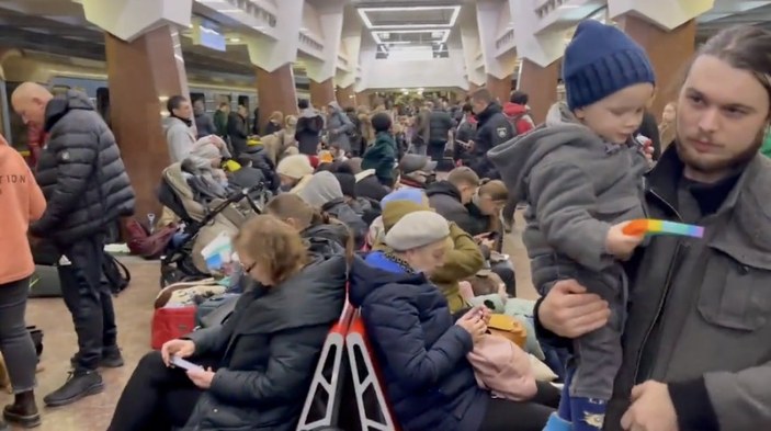 Ukraynalılar metro istasyonlarına sığındı