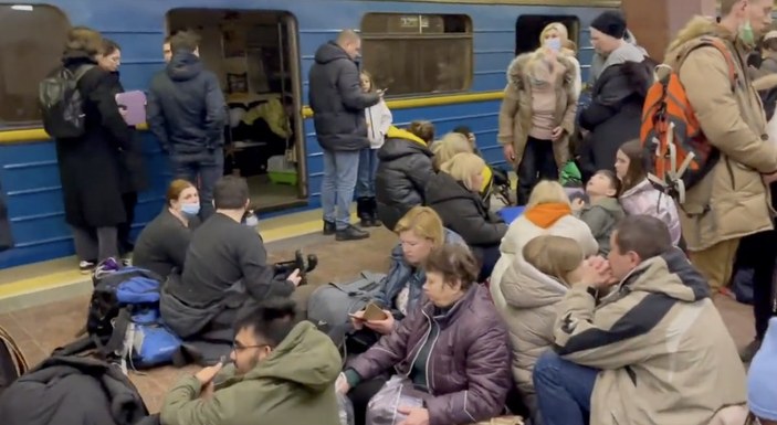 Ukraynalılar metro istasyonlarına sığındı