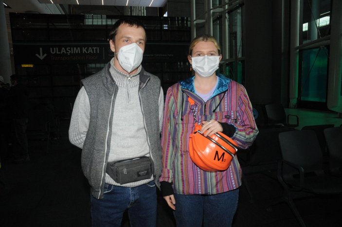 Ukraynalı yolcular, uçuşlar iptal olunca İstanbul Havalimanı'nda kaldı