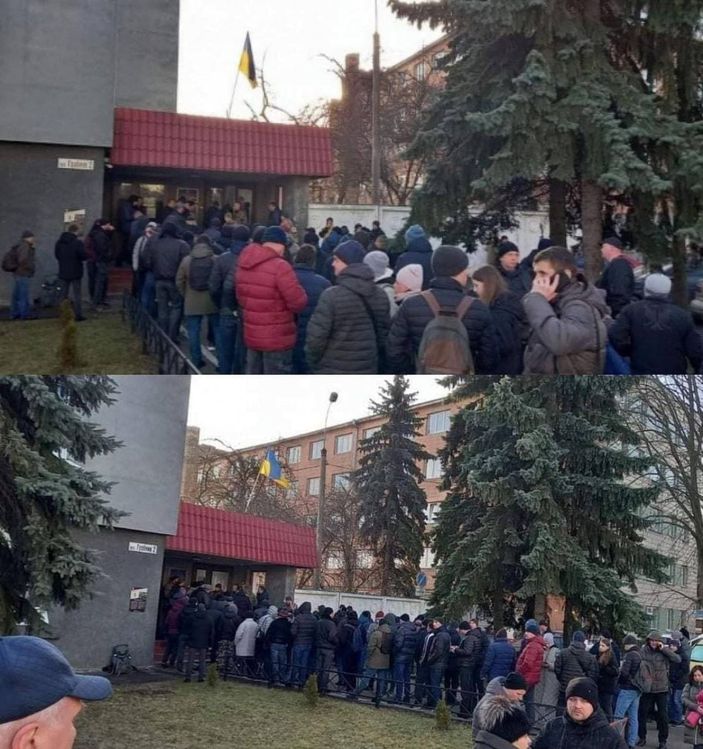 Ukrayna’da gönüllü asker olmak isteyenler uzun sıra oluşturdu