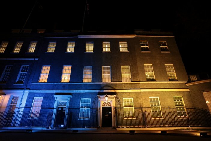 İngiltere Başbakanlık Ofisi binasına Ukrayna bayrağının renkleri yansıtıldı