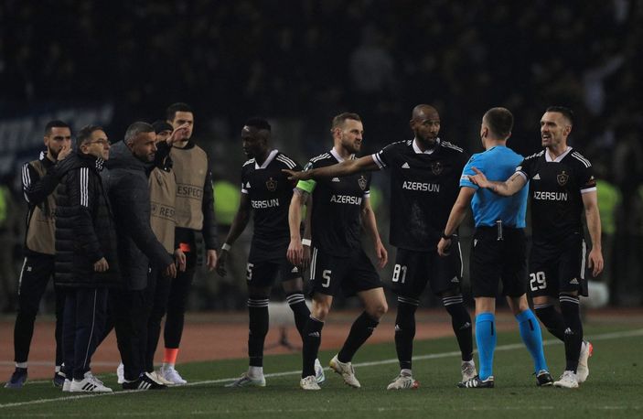 r Oyuncusunun elle attığı golü teknik direktörü iptal ettirdi