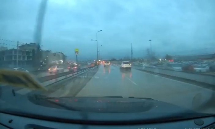 Bursa'da yağmurda kayan cipin kaza anı kamerada
