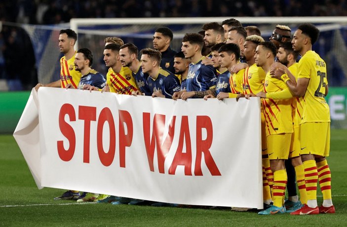 Napoli - Barcelona maçında futbolculardan 'savaşı durdurun' pankartı