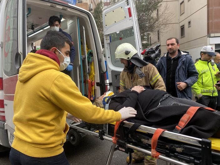 Kadıköy'de İETT otobüsü çarptı, sürücü araca sıkıştı