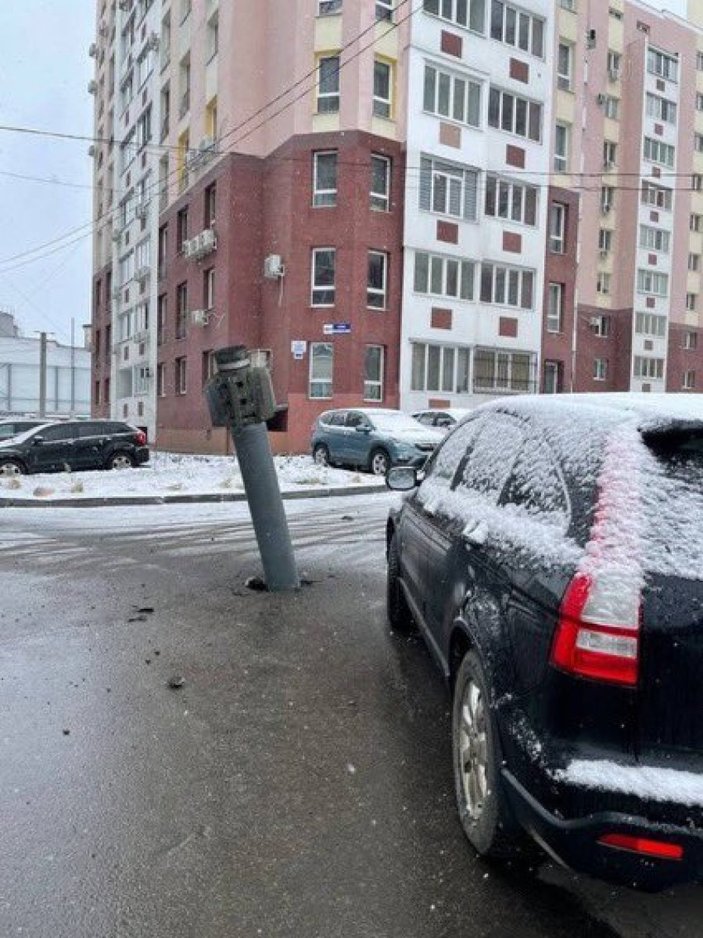 Ukrayna'da düşen roket patlamadan yere saplandı
