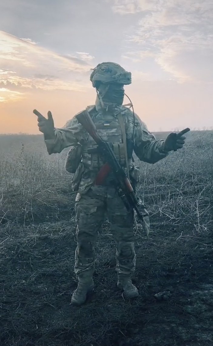Ukrayna askeri, dans ederek TikTok çekti