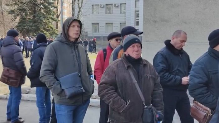 Ukrayna’da gönüllü asker olmak isteyenler uzun sıra oluşturdu