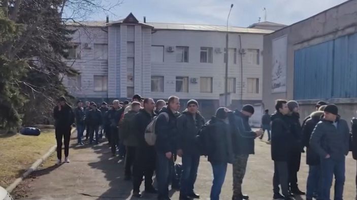 Ukrayna’da gönüllü asker olmak isteyenler uzun sıra oluşturdu