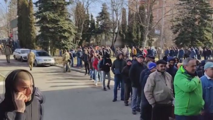 Ukrayna’da gönüllü asker olmak isteyenler uzun sıra oluşturdu