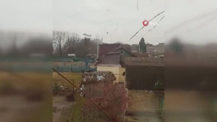 Ukrayna'da, evinin penceresinden uçak saldırısını görüntüledi