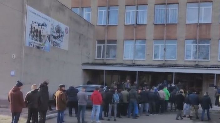 Ukrayna’da gönüllü asker olmak isteyenler uzun sıra oluşturdu