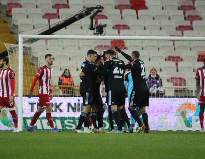 i Beşiktaş, Sivassspor'u 3 golle mağlup etti
