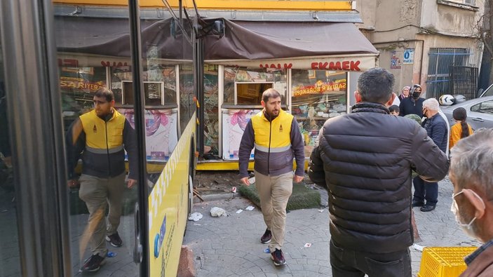 Beyoğlu’nda İETT otobüsü, Halk Ekmek büfesine girdi