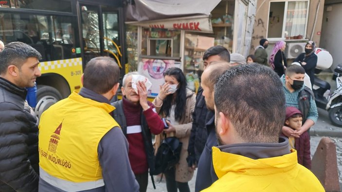 Beyoğlu’nda İETT otobüsü, Halk Ekmek büfesine girdi