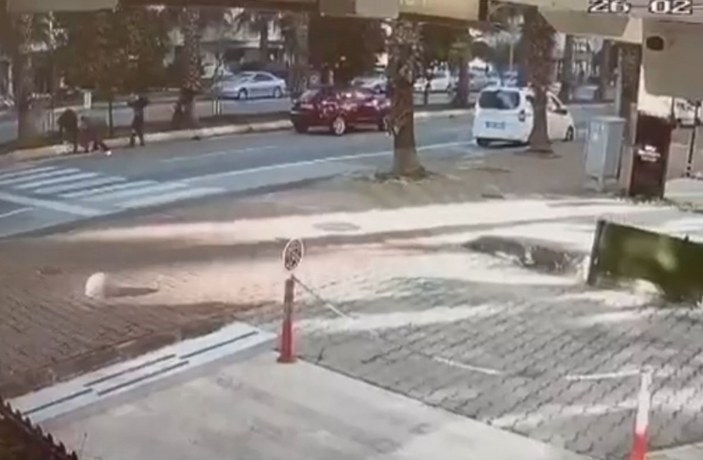 Antalya'da yaya geçidinde kaza: Otomobil çocuğa çarptı