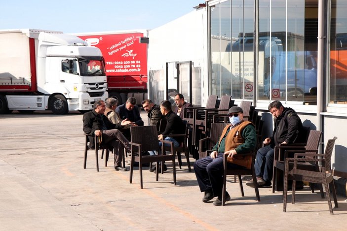 Belarus'a gitmek için yola çıkan tır şoförleri Kapıkule'de bekliyor