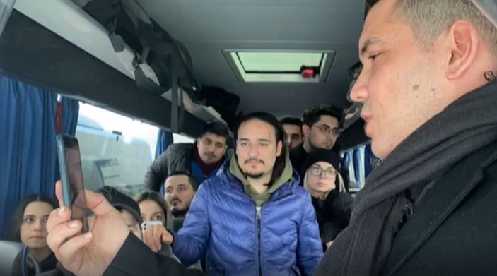 Mevlüt Çavuşoğlu, tahliye edilen Türk vatandaşlarıyla telefonla görüştü