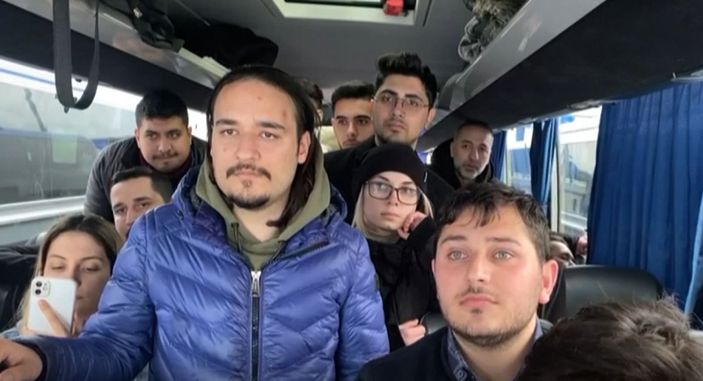 Mevlüt Çavuşoğlu, tahliye edilen Türk vatandaşlarıyla telefonla görüştü