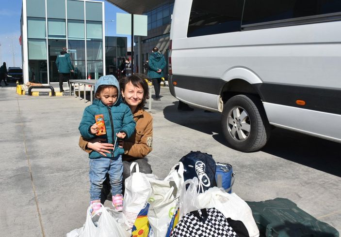 Ukrayna'dan ayrılanlar Türkiye'ye gelmeye başladı
