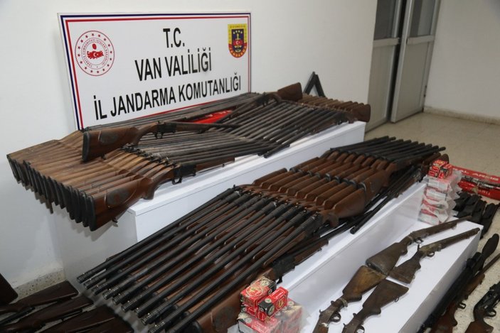 Van’da, kaçakçıların bıraktığı atlara yüklü yüzlerce tüfek ele geçirildi