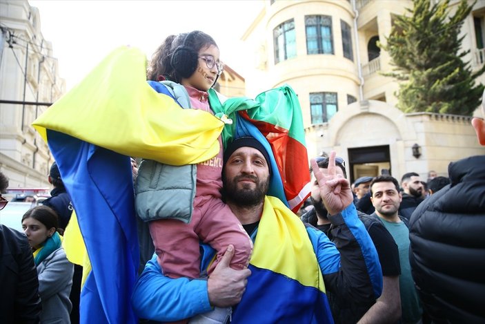 Azerbaycan'da halk, Ukrayna'ya destek gösterisi düzenledi