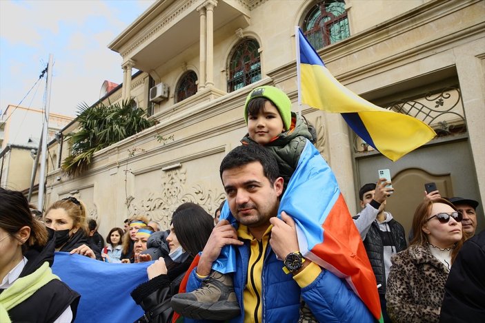 Azerbaycan'da halk, Ukrayna'ya destek gösterisi düzenledi