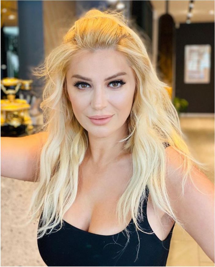 Dekolte isyanıyla akıllarda! Songül Karlı'nın oğlu Efe, delikanlı oldu...