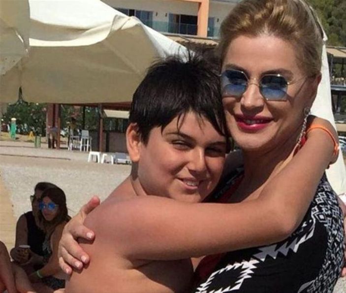 Dekolte isyanıyla akıllarda! Songül Karlı'nın oğlu Efe, delikanlı oldu...