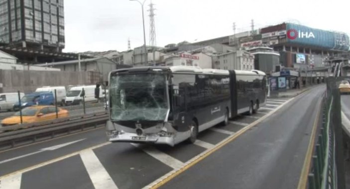 Esenyurt’ta freni tutmayan metrobüs, önündeki metrobüse çarptı
