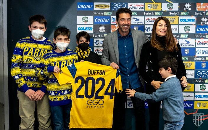 44 yaşındaki Gianluigi Buffon yeni sözleşmeye imza attı