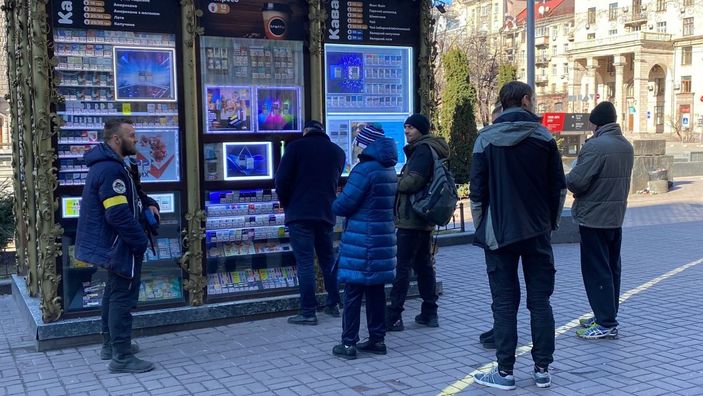 Kiev'de sokağa çıkma yasağı kalkınca halk, marketlere akın etti
