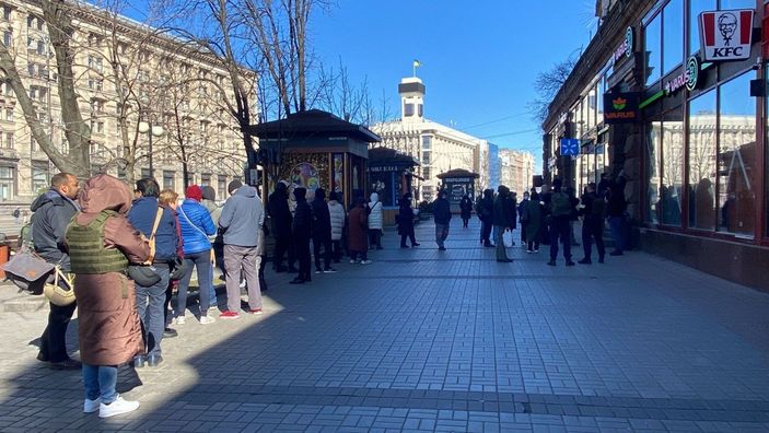 Kiev'de sokağa çıkma yasağı kalkınca halk, marketlere akın etti