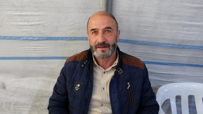 Evlat nöbetindeki baba: Türk bayrağı altında yaşıyoruz