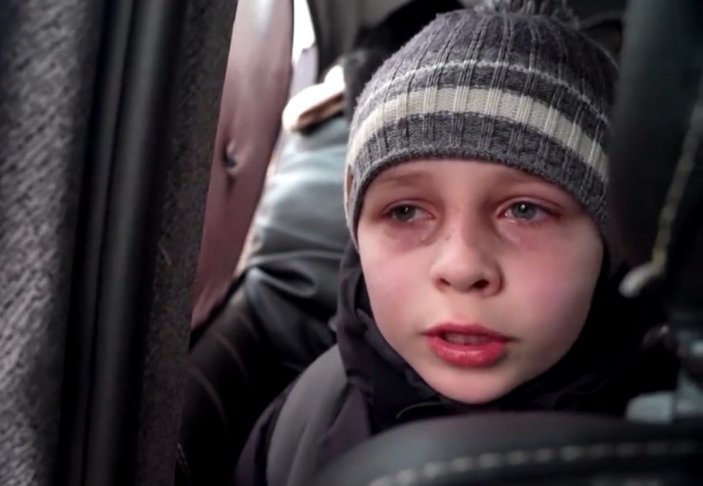Babasından ayrılan Ukraynalı çocuğun gözyaşları