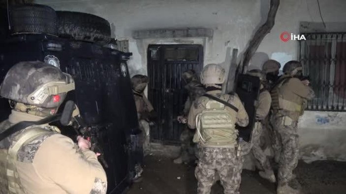 Adana’da DEAŞ operasyonu: Kapı zırhlı araçla kırıldı