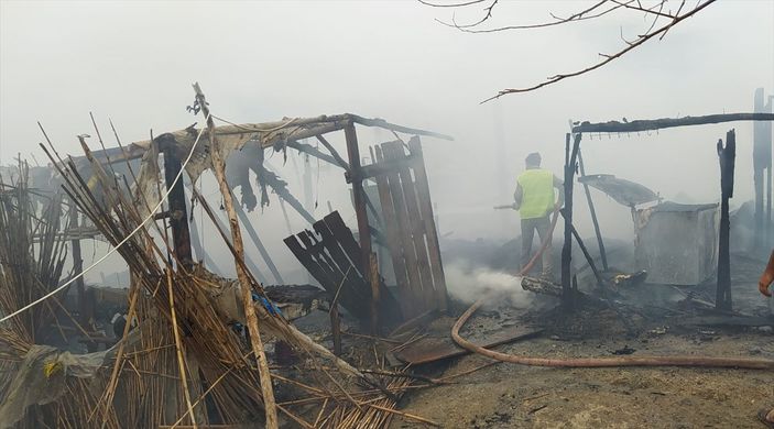 a Adana'da işçilerin çadırları küle döndü