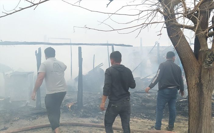 a Adana'da işçilerin çadırları küle döndü