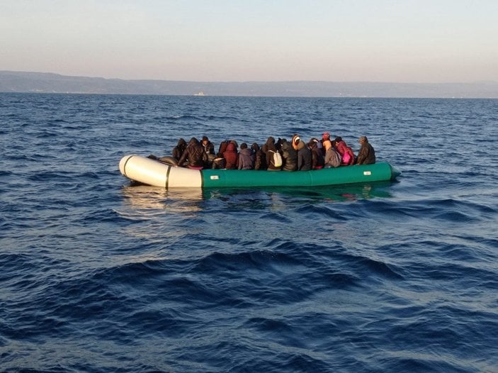 Balıkesir açıklarında, geri itilen 35 kaçak göçmen kurtarıldı