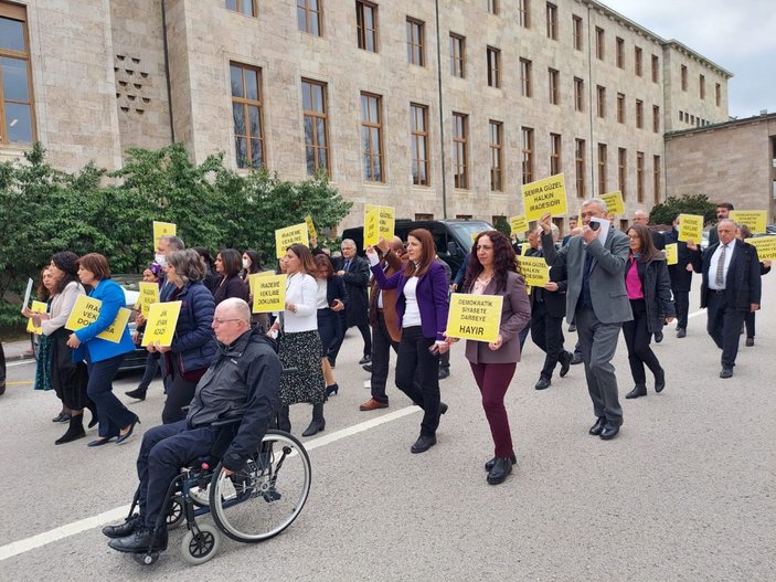 HDP'li vekiller Semra Güzel için TBMM'de yürüyüş yaptı