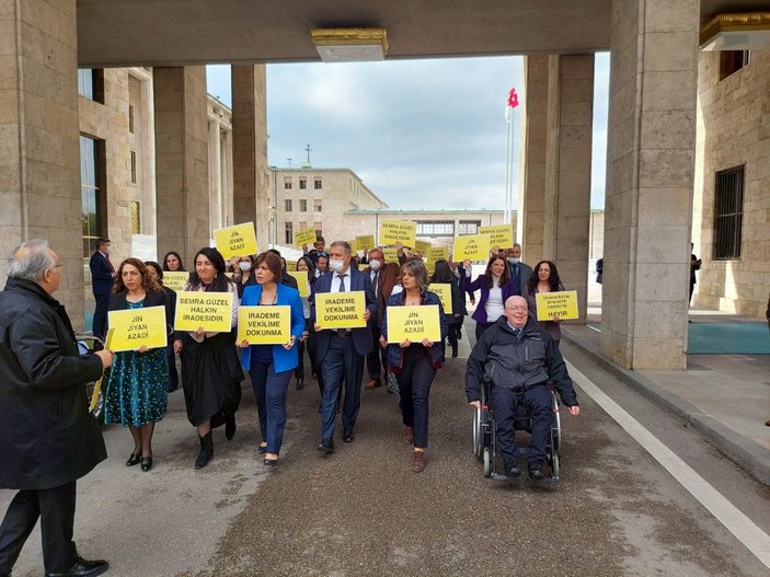 HDP'li vekiller Semra Güzel için TBMM'de yürüyüş yaptı